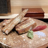 うなぎと炭焼 久松 - 鰻白焼き
                    地焼きの良さがありありと出てますね〜、皮がバリッとして香ばしい焼き上がり、身は締まることなく良い塩梅！
                    山葵をのせ塩を少し、口に拡がる香りが良いです。
