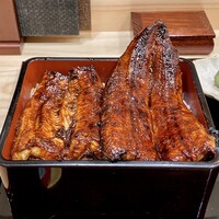 うなぎと炭焼 久松 - 鰻重
                    蓋を開けるとこんがりと、これまた香ばしさの感じられる焼き色が素敵な鰻重です♪
                    タレが焦げた香ばしさも感じられます。
                    肉厚ですねなかなかの！
                    地焼きの香ばしさそのままに美味しい蒲焼きです。