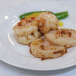 家全七福酒家 - 《本日推介菜（このひのひとしな）》"避風塘炒三鮮（ふねずまひのたみふう、えびほたてあをものいため）"、鮮瑤柱（ほたてのかひばしら）