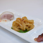 家全七福酒家 - 《燒味拼涼菜（やきものいりのさきづけ）》大連（だいれん）"蜇皮（くらげ）"