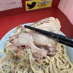 ラーメン二郎 - ラーメン　野菜ニンニクアブラ　焼豚リフトアップ