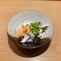 鮨 さかい - 金崎ふぐと余市鮟肝ソース、最後にわかめを足す