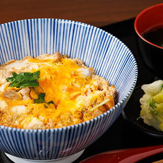 Delicious lunch made with local chicken and branded eggs, comes with a large serving of rice and free refills◎