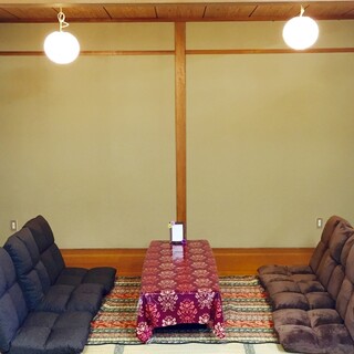 日式房间，日式房间，日式椅子 (2~4人×2张桌子，可容纳8人，半单间)