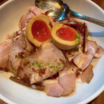 中華蕎麦 葛 - 味玉ローポー丼（ハーフ）