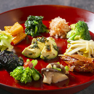 Luxurious! We serve approximately 9 types of "Namul Assortment" using seasonal vegetables.