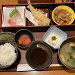 Akasaka Godaigo Hanare - お刺身・天ぷら・生姜焼き、一口奴と辛子明太と具沢山味噌汁に小丼のご飯
                        