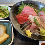 マルカツ - お刺身定食 ¥1,000 かます、釣あじ、サバ酢〆、うめいろ、すみいか　以降サービスで、トロ、赤身、くじら