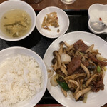 恵園 - 牛肉黒胡椒炒めご飯 900円