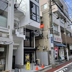 CERCA TROVA JIYUGAOKA - お店の外観、自由が丘ロールの隣、白いビルの3階