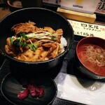 四文屋 - ホエイ豚丼550円