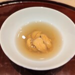 すし 良月 - 鮑の出汁にウニを浮かべたいちご煮風料理