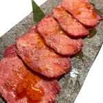 熟成ホルモンと焼肉 肉次郎 - 上タン
