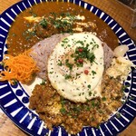 Ritoru Nesuto Kafe - ２種あいがけ（赤ワインとスパイスで煮込んだビーフカレーとデミグラスハンバーグ風キーマカレー）