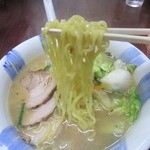 暫 弐番館 - 麺は太平打ち縮れ麺でもちっとした食感。