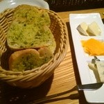 ローストチキンハウス 丸の内店 - パンとチーズ