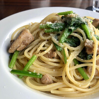 人形町バル 雄 - ケイジャンスパイスでマリネした鶏もも肉とほうれん草のオイルソースパスタ