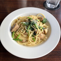 人形町バル 雄 - ケイジャンスパイスでマリネした鶏もも肉とほうれん草のオイルソースパスタ