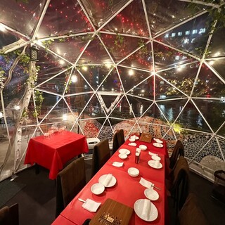 運河沿いの広々としたテラス席と人気のドームテント席