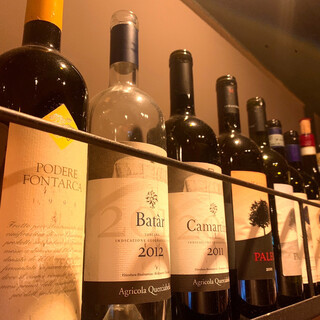 常時50種類以上のワインが揃う。奥行きのあるワインに舌鼓を