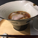 Menya Suzu - 花瓶みたいな丼で スープが啜りにくい！