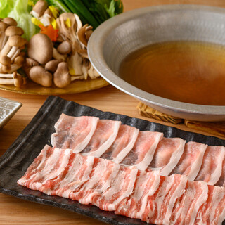 厳選されたお肉と伝統の出汁で味わう、名物のしゃぶしゃぶも自慢