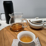 THREE TEA CAFE - 白牡丹茶のティーセット。差し湯が入ったポットとタイマーも。