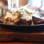 肉バルブッチャーズ 八百八 - カットステーキボウル　サイドから