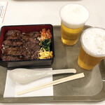 Yakiniku Champion - 牛ハラミ重1,700円（ゴハン半分）と缶ビール480円×2。ビールは先に出してもらえず待て状態…ワンちゃんのつらさがわかりました