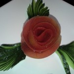 台湾家庭料理 福味香 - 綺麗なお花、トマトと胡瓜なんです（≧▽≦)