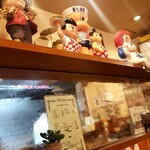 ヤナギ - ハンバーグチェーン大手のビッグボーイの人形が店内に2つ。