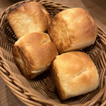 スペインバル グラシア - おかわり自由のパン