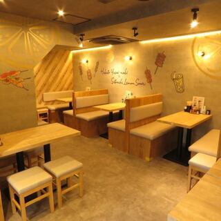 We have a number of spacious table seats for 1 to 2 and 4 people♪