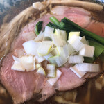 ラーメン イッケン - ネギと小松菜が生姜効く牛骨醤油スープに合う！