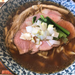 ラーメン イッケン - ロゼカラーの豚肩ロースチャーシューに小松菜、ネギが乗ります！