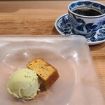 Itaria Ryourimomiji - ⑥胡桃のパウンドケーキとピスタチオのアイスクリーム添え
                        どちらもレストランで考えれば標準的な美味しさレベル 
                        
                        飲み物①珈琲(セットドリンク)
                        ほろ苦く深い味わい、デザートの甘みが引き立ちます