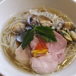 麺処 しろくろ - イクラの彩り