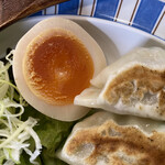 Ezoya - 2022/12/02
      エミちゃんセット 950円
      ✴︎半餃子+半チャーハン+半らーめん
      トッピング にんにく 50円