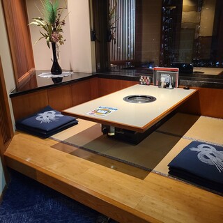 Equipped with sunken kotatsu and tatami seats ◎The relaxing interior can also be used for a Yakiniku (Grilled meat) banquet for adults!