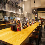 天ぷら 天寅 - 天井が高く開放感のあるカウンター