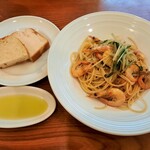 Da 'fronte - 本日の日替わりパスタ、店内で焼き上げる自家製フォカッチャにはスッキリ香り良いオリーブオイルを添えて