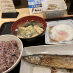 錦糸町小町食堂  - さんま塩焼き、ハムエッグキャベツしき、健康米、味噌汁、納豆
