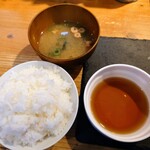 日本酒バルからつや - 令和4年12月 ランチタイム
            天ぷら定食のご飯、みそ汁、天つゆ