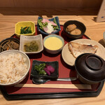 Shigeharu - ゼンマイの炊いたん、小松菜の炊いたん、シーザーサラダ、ひろうす、茶碗蒸し、タコわさびみたいな味付けのモズク。ちなみに、おばんざいの料理名は、私が適当に名付けた。ご飯は五穀米も選べる。