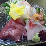 どんまい - 2013.5. \2,000コース④　お造りは４種盛りで豪華　これで１人分です