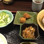 明石の魚処 さかづき - サラダ、きんぴら、揚げ物が付きます。