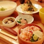 和食・酒 えん - 桜海老と筍のかき揚げ 稲庭うどん　炙りサーモン丼つき ¥1260