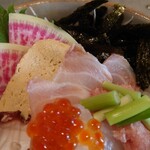 キッチン トット - 青森イカ、柳タコもいい味わい。
      
      イクラに至っては
      旨み、甘みもシッカリとあり、
      お高い寿司店並のレベルの味わい❕