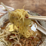 Ramen Riki Maru - 麺は味噌ラーメン特有の中太ちぢれ麺