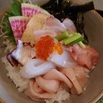 キッチン トット - これは見た目は当たりに見える❕
      
      「石垣鯛、メカジキ、青森イカ、柳蛸、
      自家製のイクラとなります
      こちらが石垣鯛で奥がメカジキとなります
      石垣鯛が石巻、
      メカジキが気仙沼になります」